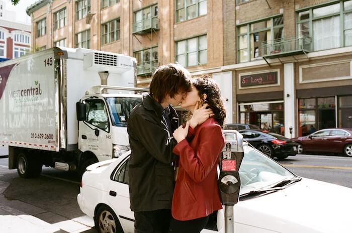 情侣在闹市区的大街上接吻浪漫的事做