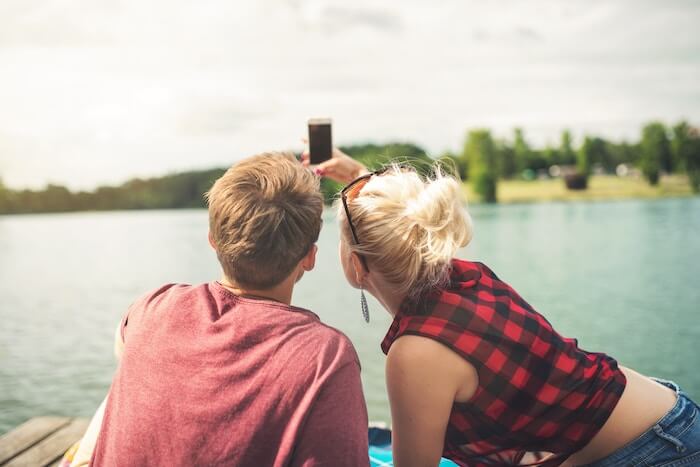 采取selfie的夫妇在湖日期想法