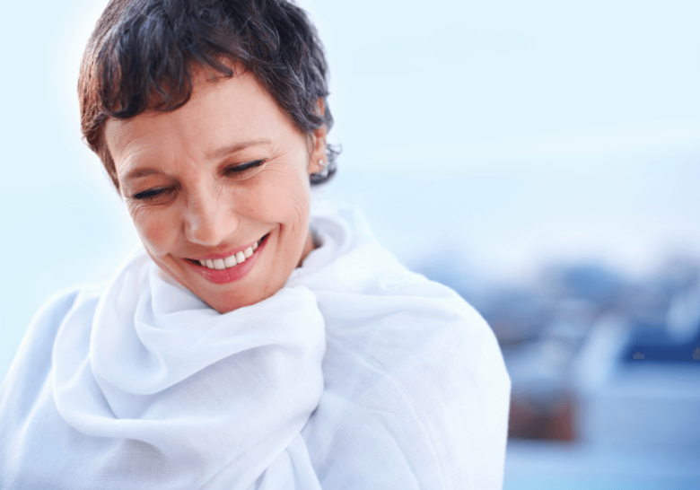 女人覆盖着白色的smiling how to reinvent yourself at 50