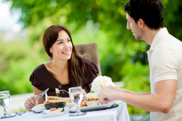女人和男人谈论晚餐的关系问题