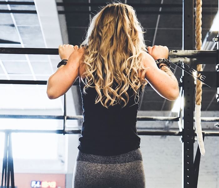 女人在健身房拉长锻炼习惯清单