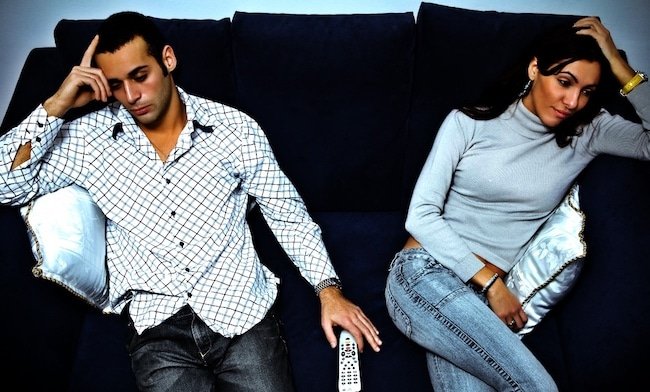 沙发上的情侣有情感虐待的迹象
