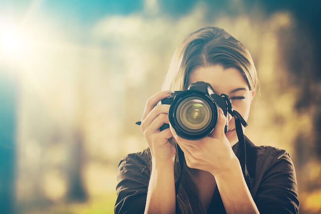 女摄影师拿着相机什么是你的激情