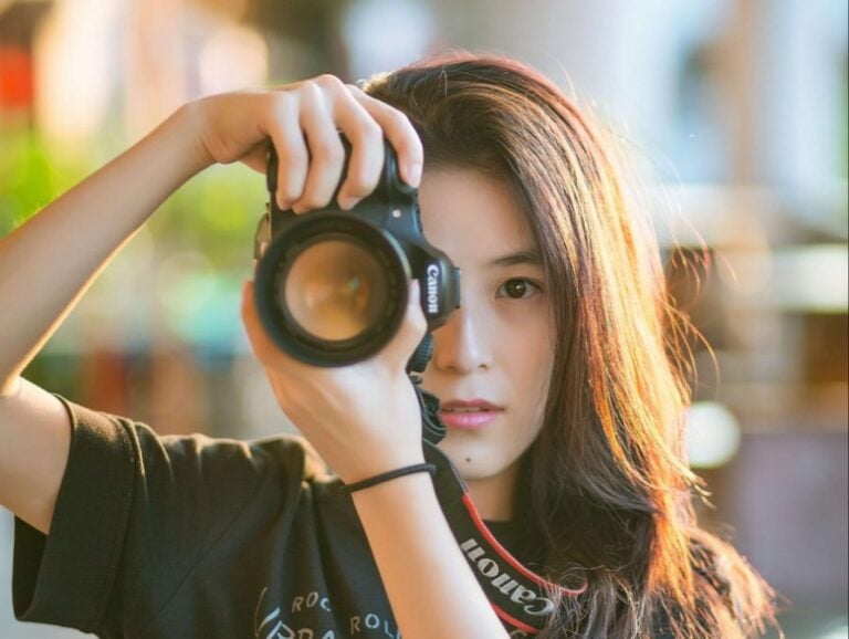 woman with camera, hobbies for women