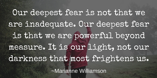 我们最大的恐惧不是我们的不足。我们最深刻的恐惧是我们无法衡量。这是我们的光，不是我们的黑暗，最吓坏了我们。