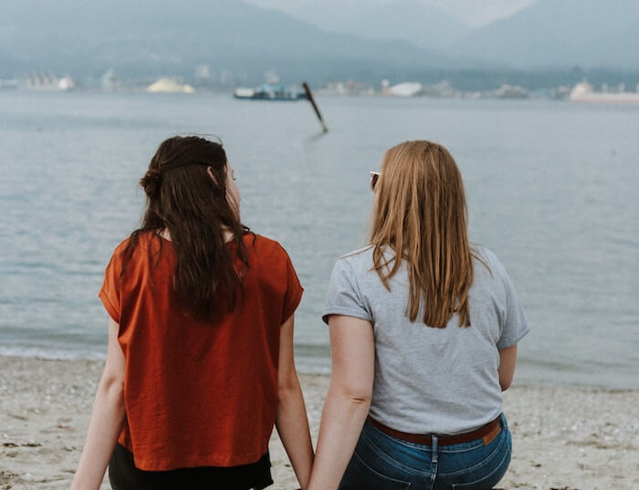两个女人在海边聊天，如何告诉别人你喜欢她们