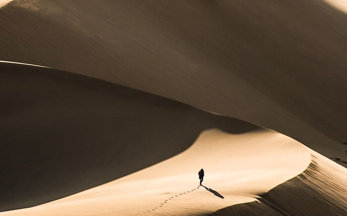 单独的人在沙丘中如何找到自己