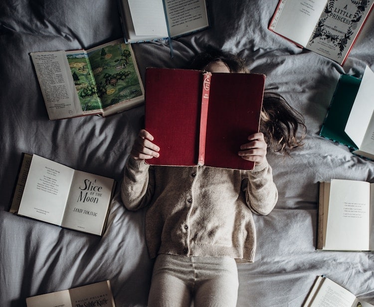 女孩阅读书籍床个人发展