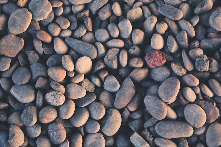 海滩冥想类型的光滑的石头
