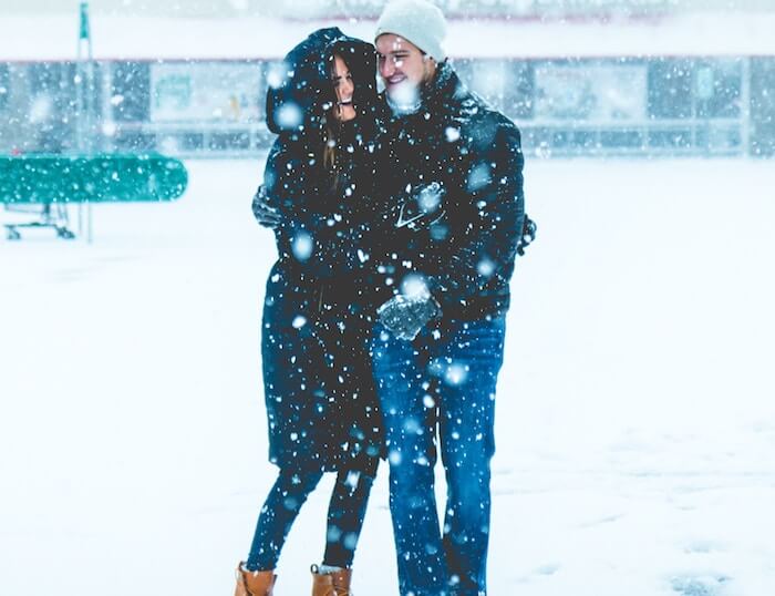 情侣在暴风雪中散步做浪漫的事情