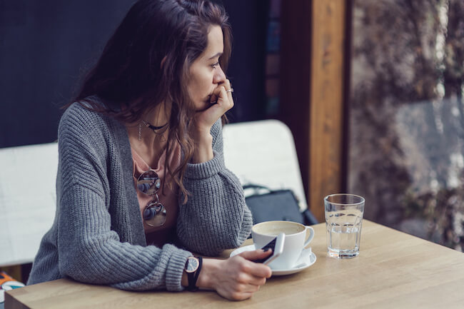 Woman-sitting-alone-Narcissism关系