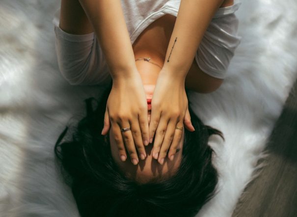 女人藏着脸，后悔引用