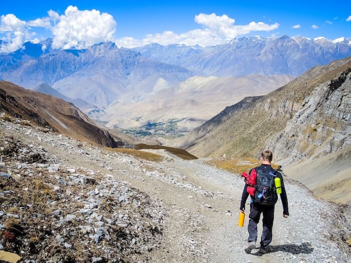 徒步旅行在山上克服障碍