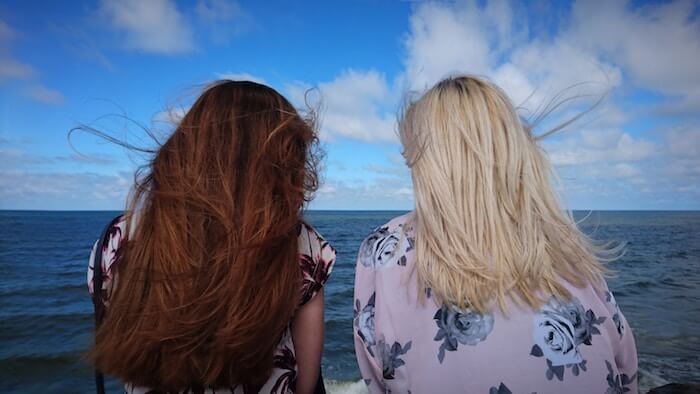 两个女人坐在海洋谈话最好的朋友标签