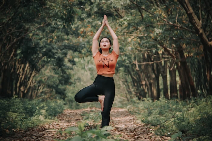 练习瑜伽的女人活在当下