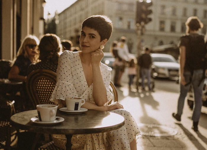 女人坐在咖啡馆外面的第一次约会提示
