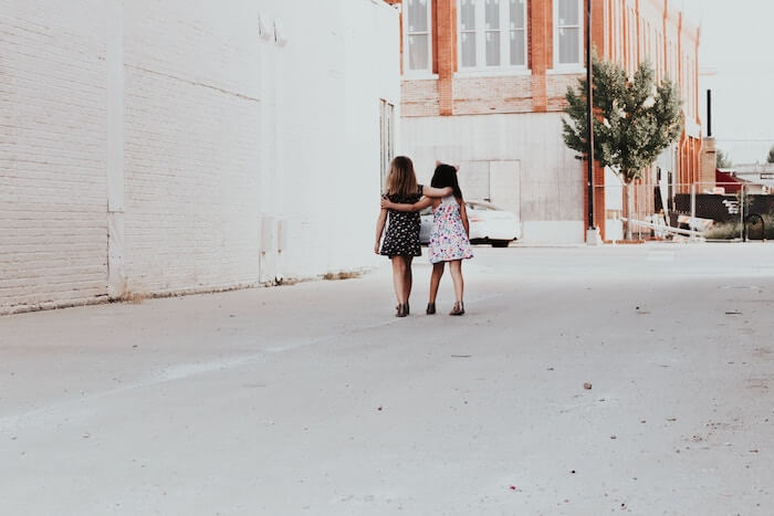 年轻的女孩们挽着彼此的手走路如何成为一个更好的人