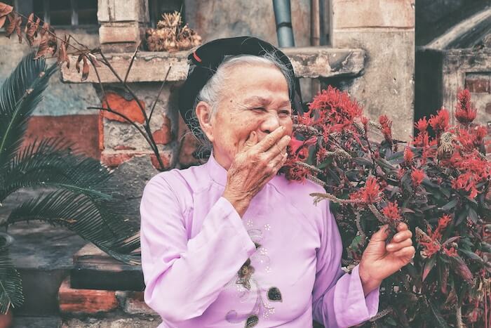 嗅到鲜花的中国女人要感激