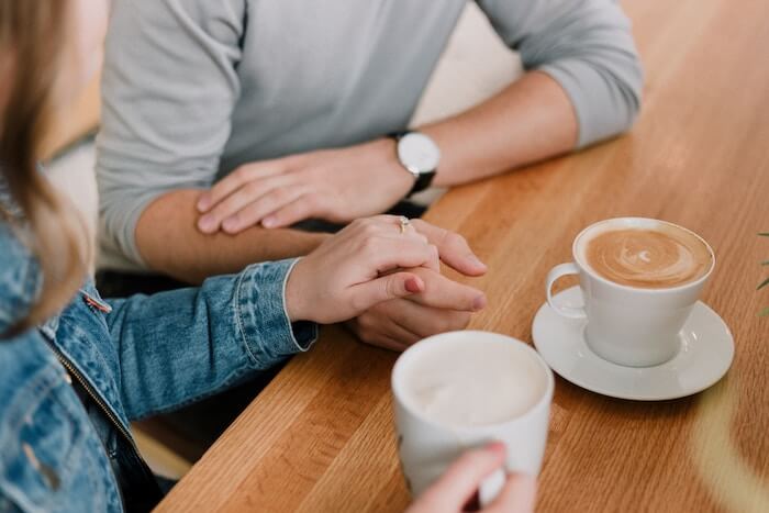 夫妻牵手喝咖啡如何建立信任