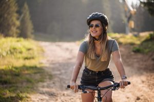 妇女骑自行车，独处的事情