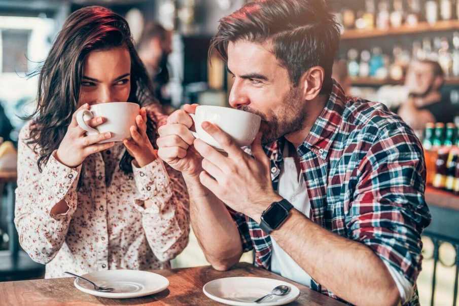 夫妇喝咖啡，有点问题要问一个人