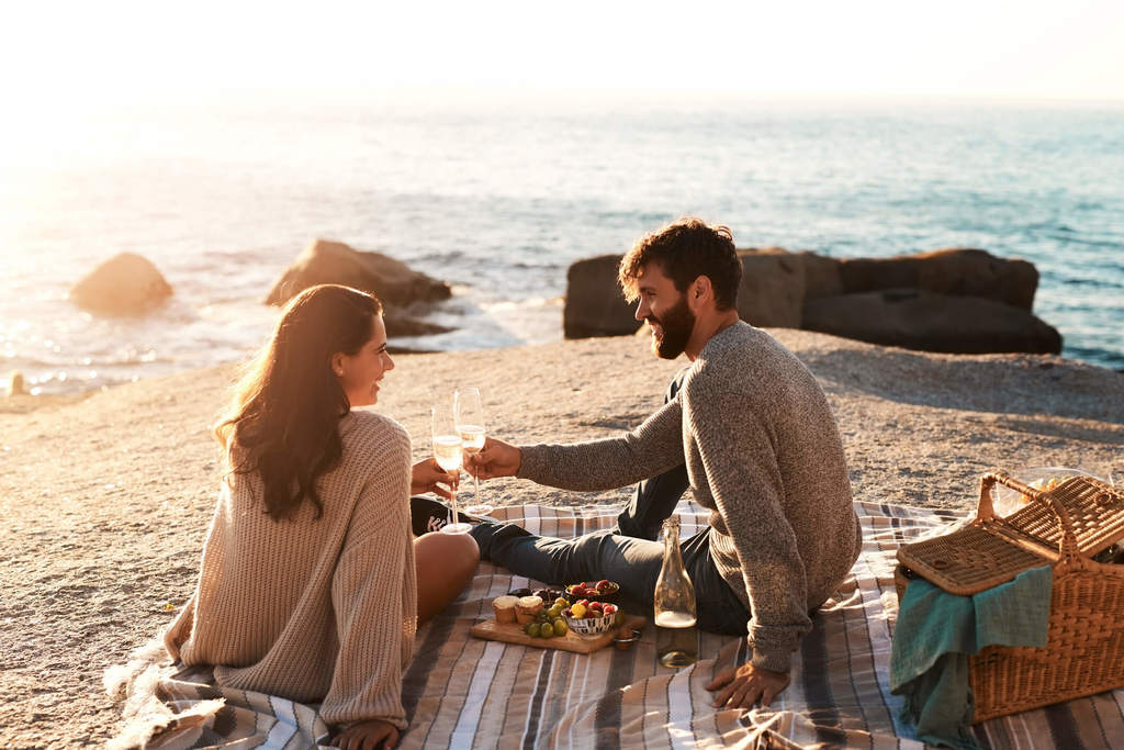 坐在海滩上的情侣如何在一段关系中表现得自信