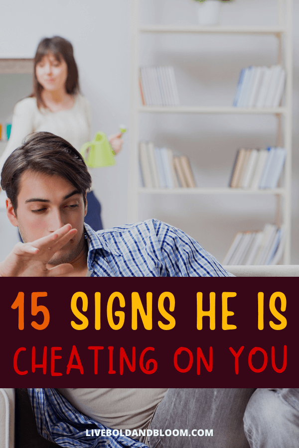 当你的伴侣为欺骗感到内疚时，他可能会表现出广泛的行为。了解他有欺骗罪感的15个迹象。