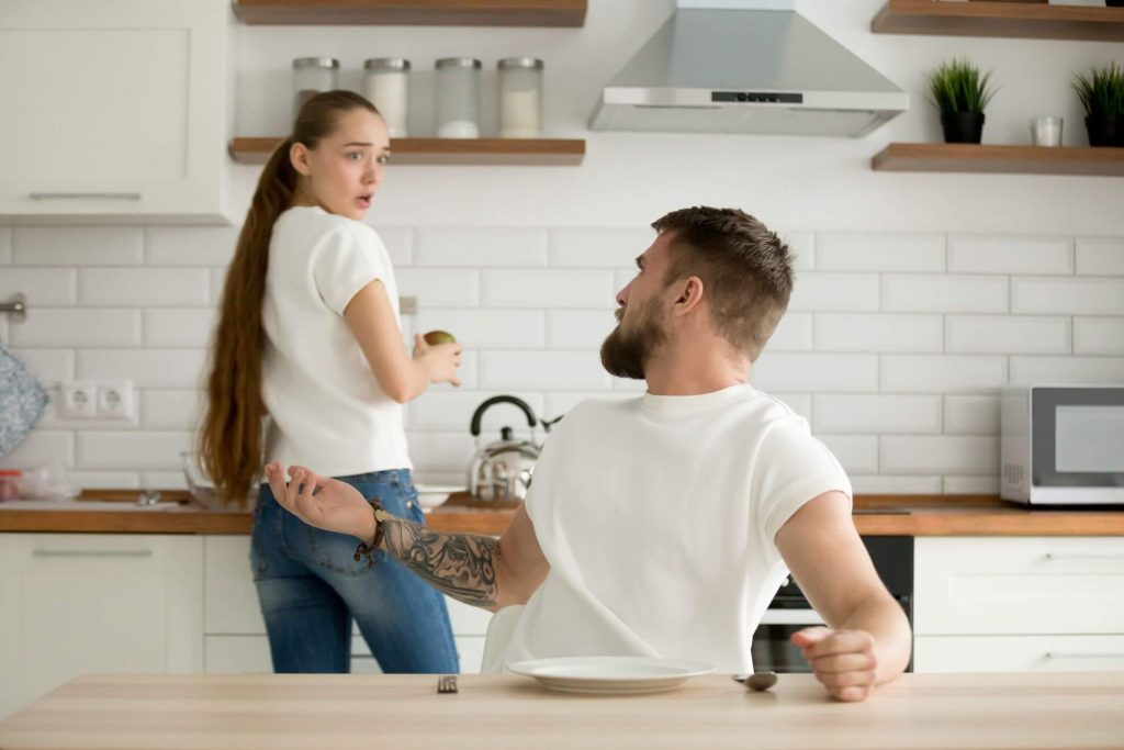 夫妻在厨房争吵控制男人的迹象