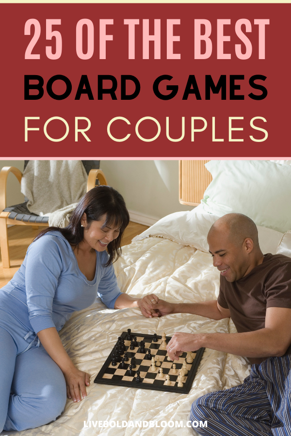 想要与浪漫的伴侣玩得开心吗？以下是我们为游戏夜推荐的夫妻最佳棋盘游戏的25个选择。