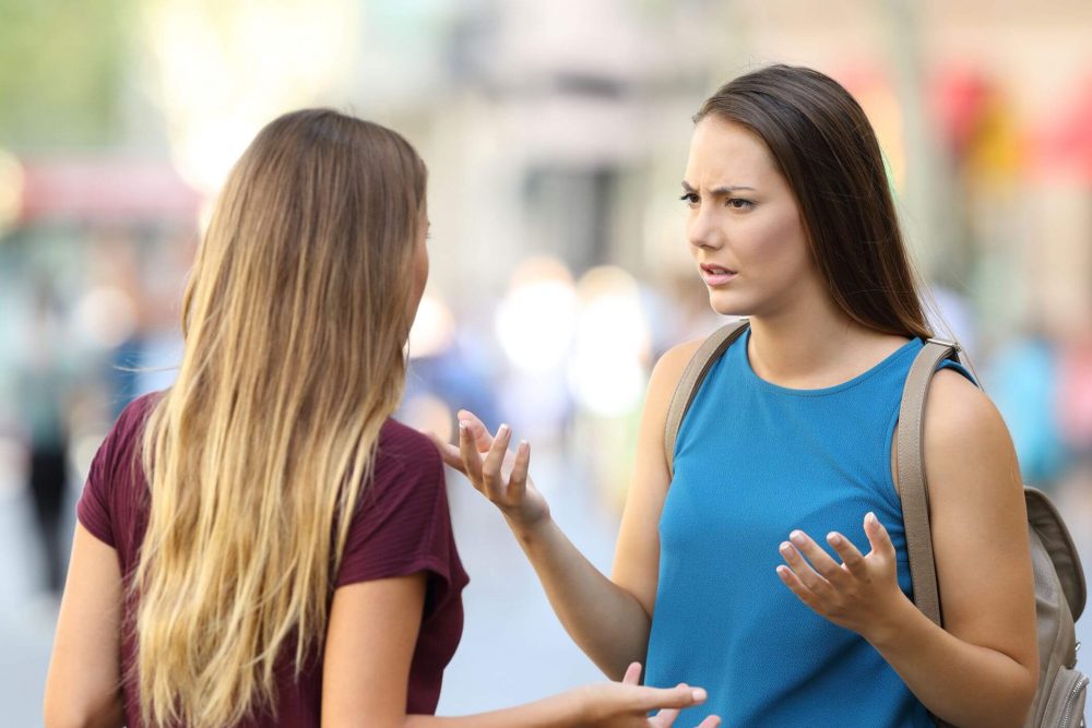 两个女人吵架，态度不好