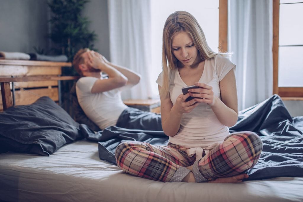 女人在床上发短信婚姻和解的错误