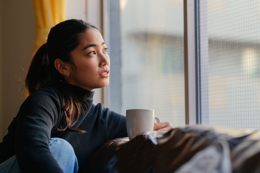 女人看着窗外，我不知道我的生活该做什么