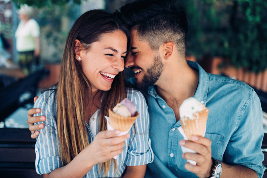 夫妇吃冰淇淋如何振作您的女朋友