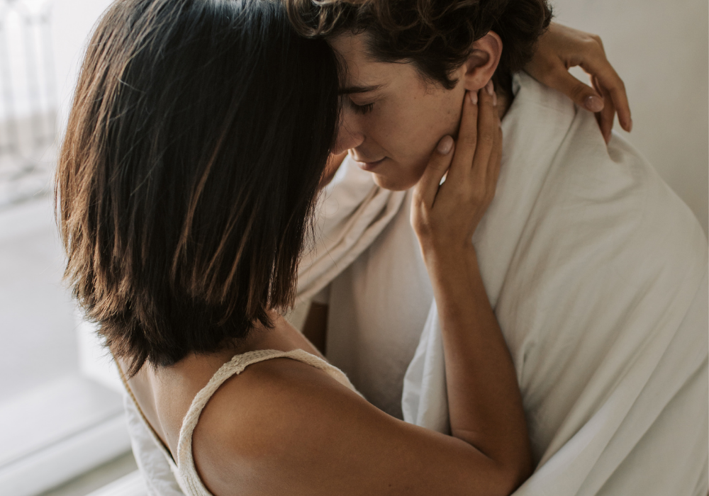 man and woman about to kiss do men get emotionally attached after having sex