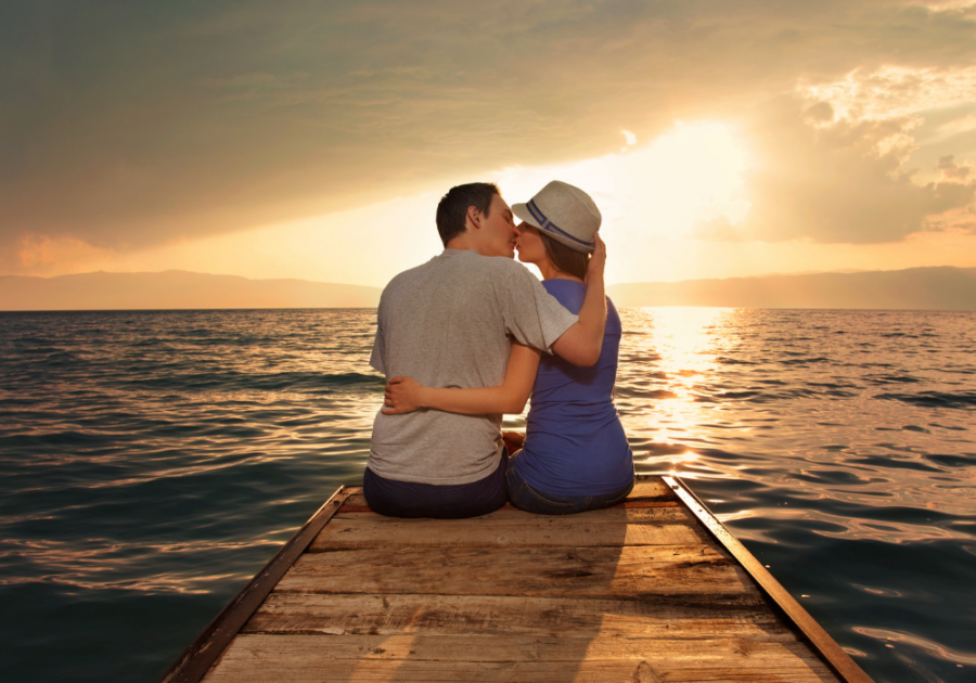 couple kissing watching sunset in the beach how to tell someone you love them