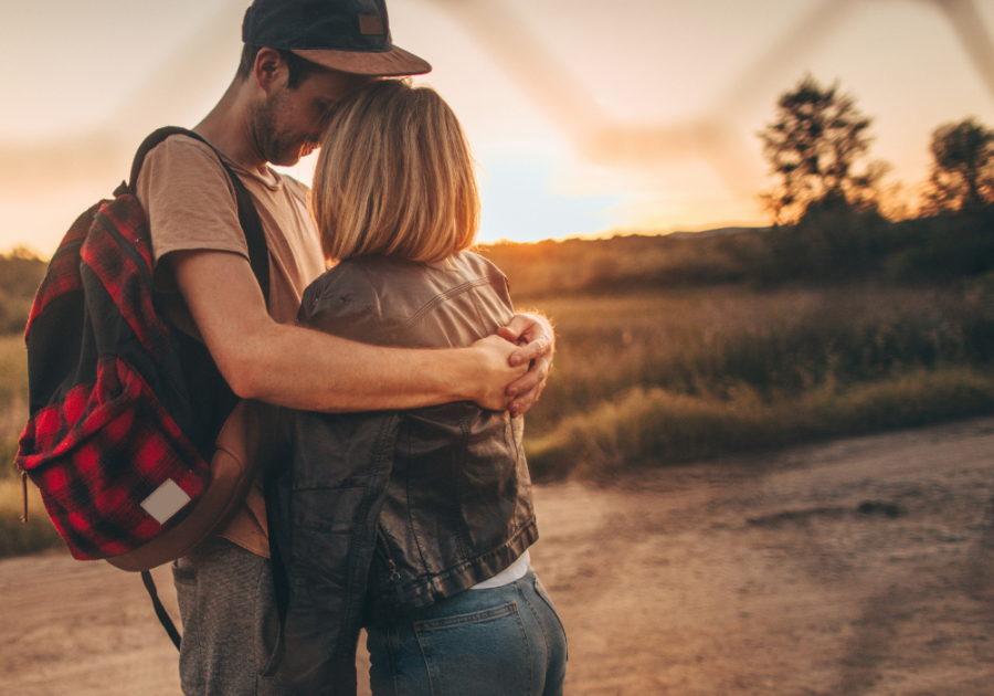 couple hugging watching sunset how to tell someone you love them