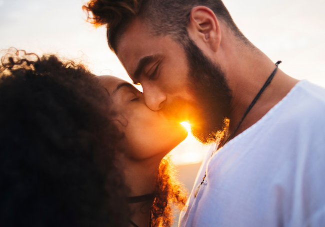 couple kissing sunset how many dates before sex