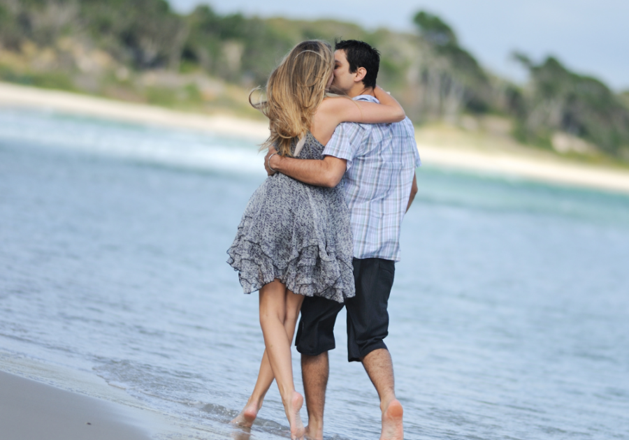 一对甜蜜的情侣在海滩上有强烈的化学反应