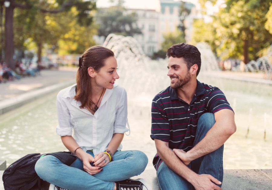 年轻人和女人在公园约会与关系中聊天