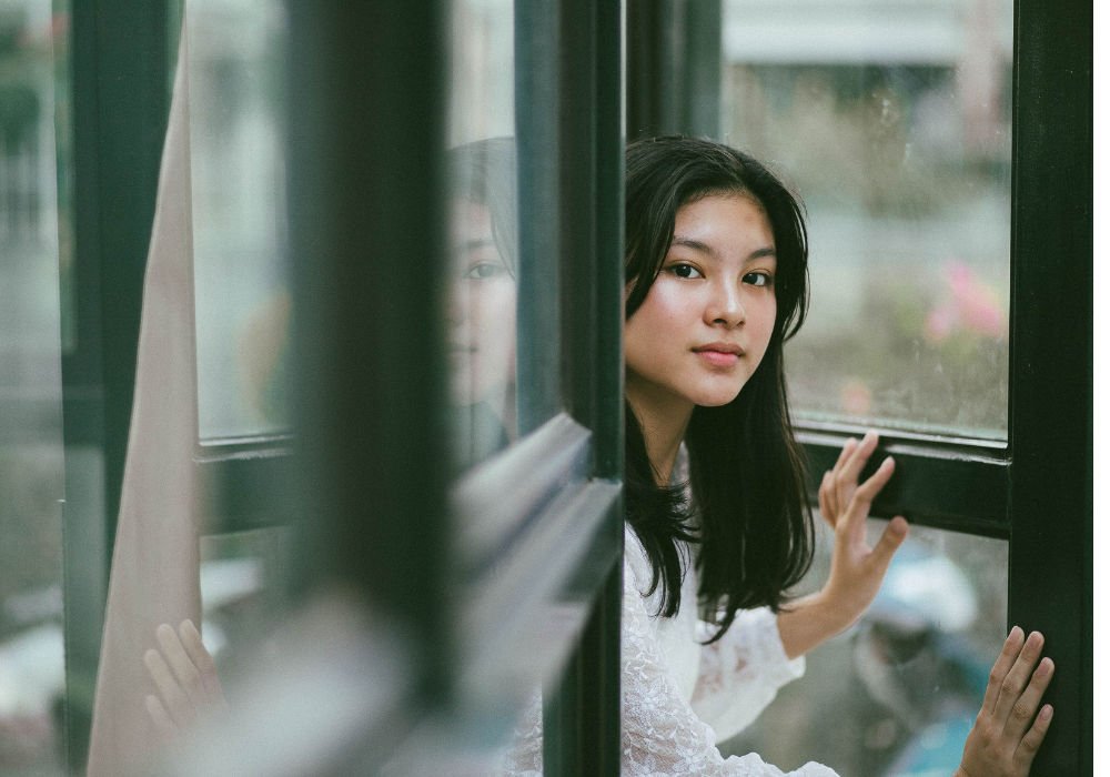 young woman waiting for someone why men come back months later