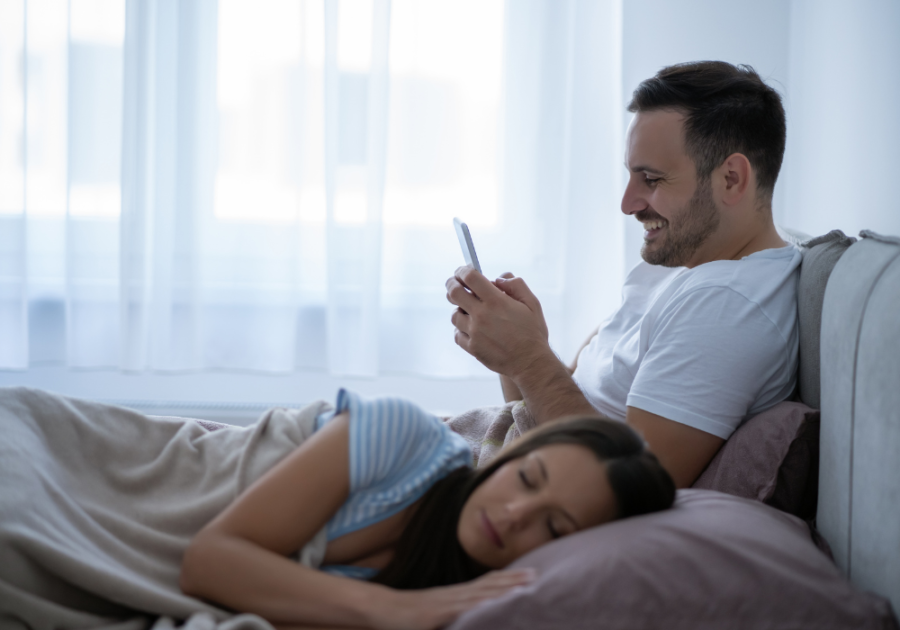 当妻子是一个作弊男人的睡眠特征时，男人快乐地发短信给某人