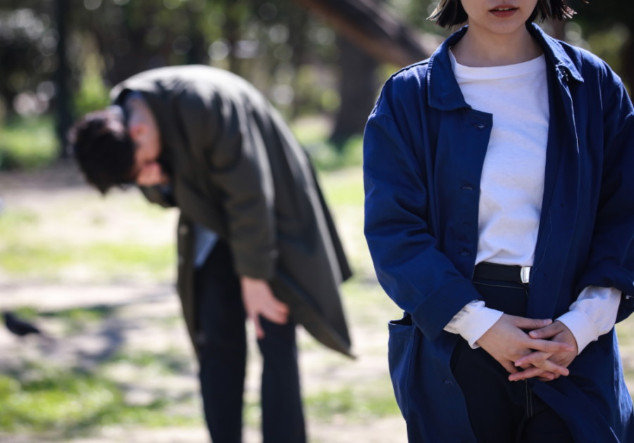 女孩离开哭泣的男友表明你们的关系结束了