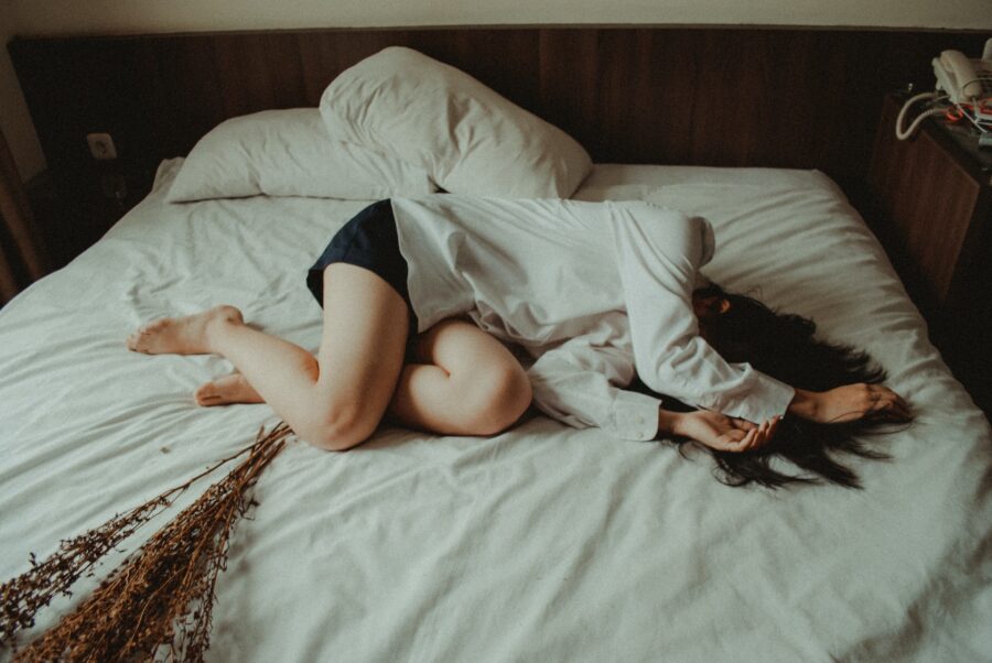 女人在床上感觉分手后情绪低落如何不再爱一个人