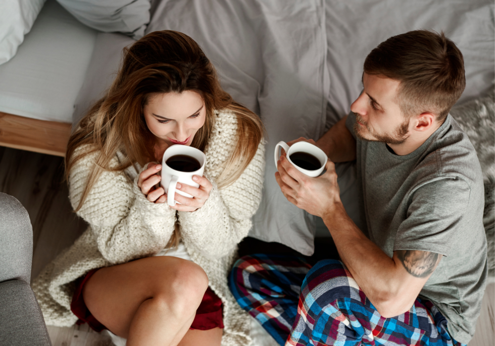 夫妻一起喝早餐咖啡给夫妻问深层次的问题