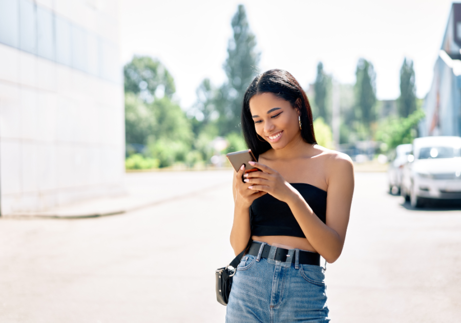 年轻女子开心地发短信，如何不成为一个干巴巴的短信用户