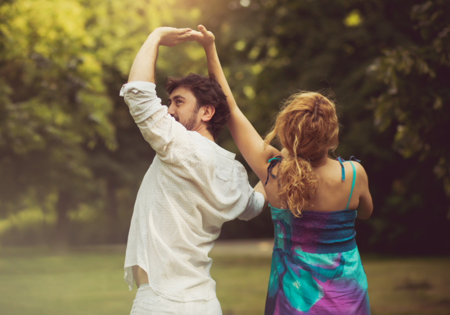 年轻的情侣在外面跳舞为什么人们会觉得我很奇怪