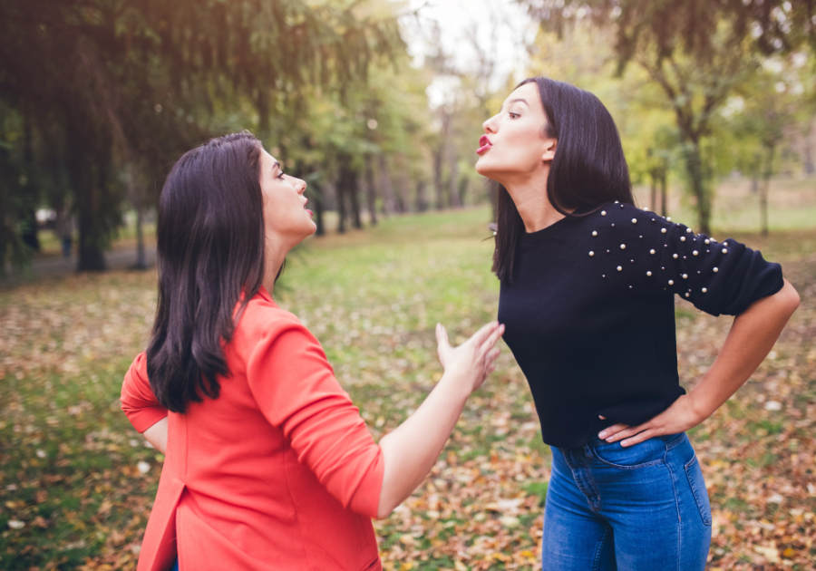 两个愤怒的女人互相喊着朋友的背叛