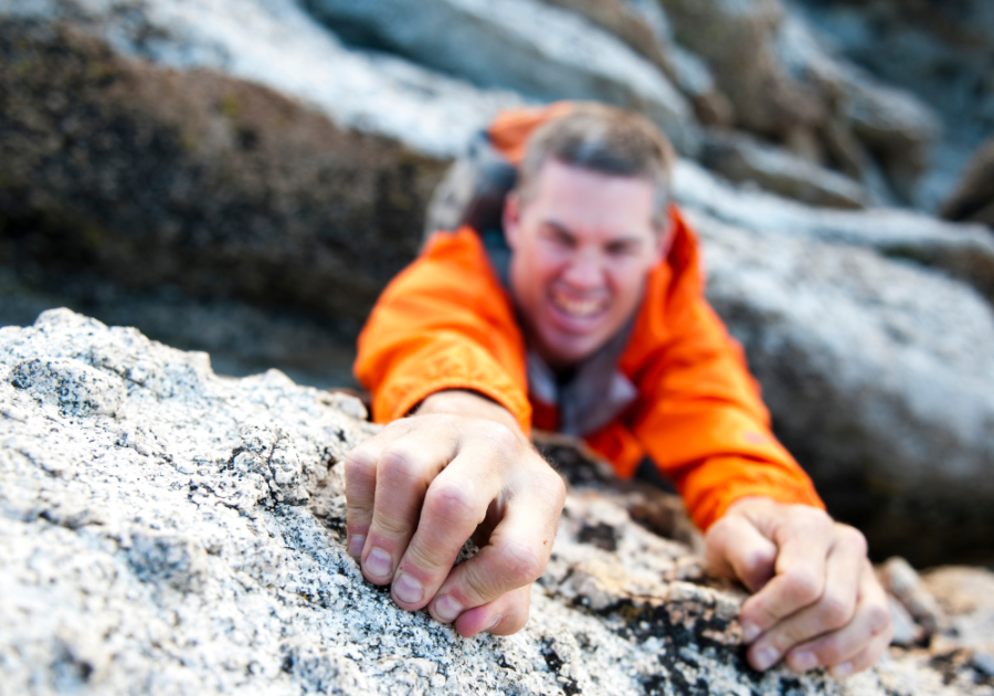 男人攀岩，坚持放手是很难的