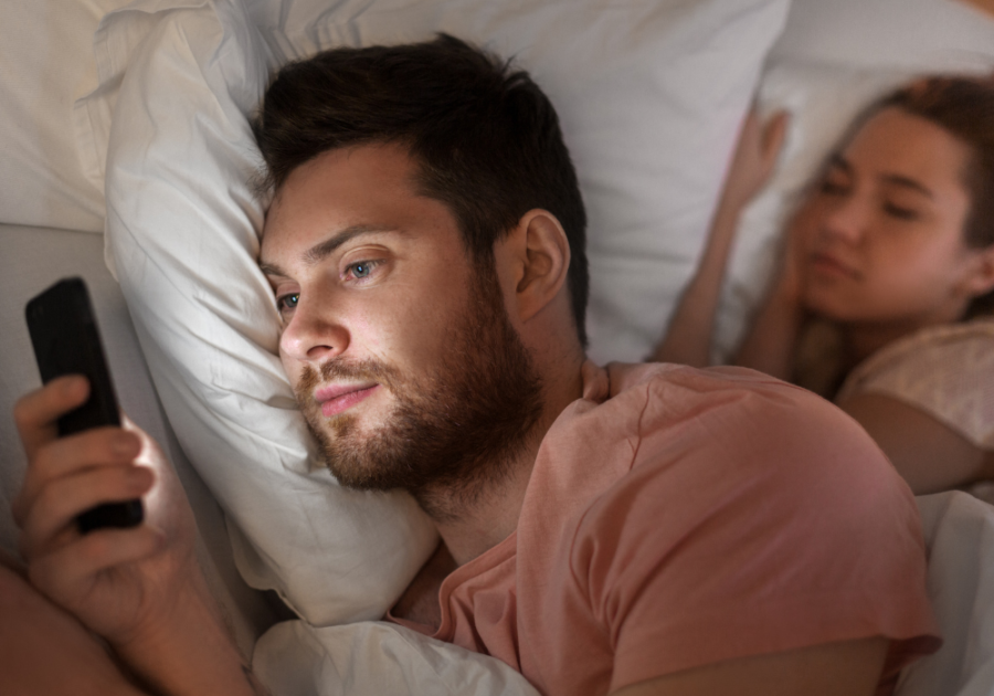 husband texting while wife is asleep message to cheating boyfriend