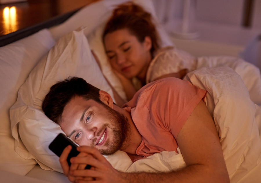 男人开心地在妻子睡觉的时候发短信，为什么我吸引已婚男人